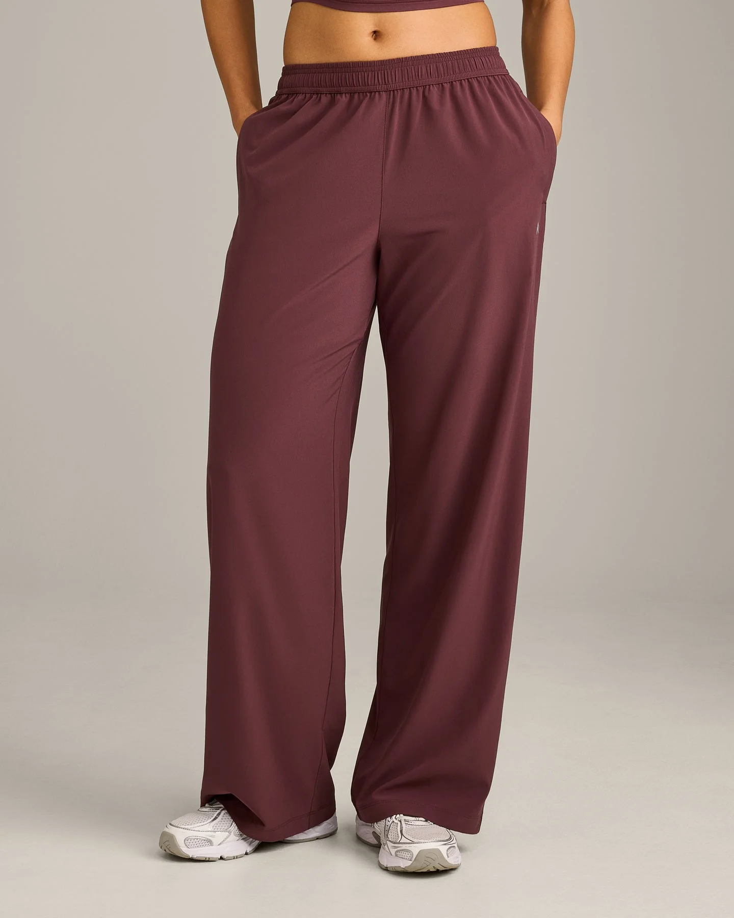 AirMove™ Straight Leg Pants with Reflective Logo | Velvet Mocha