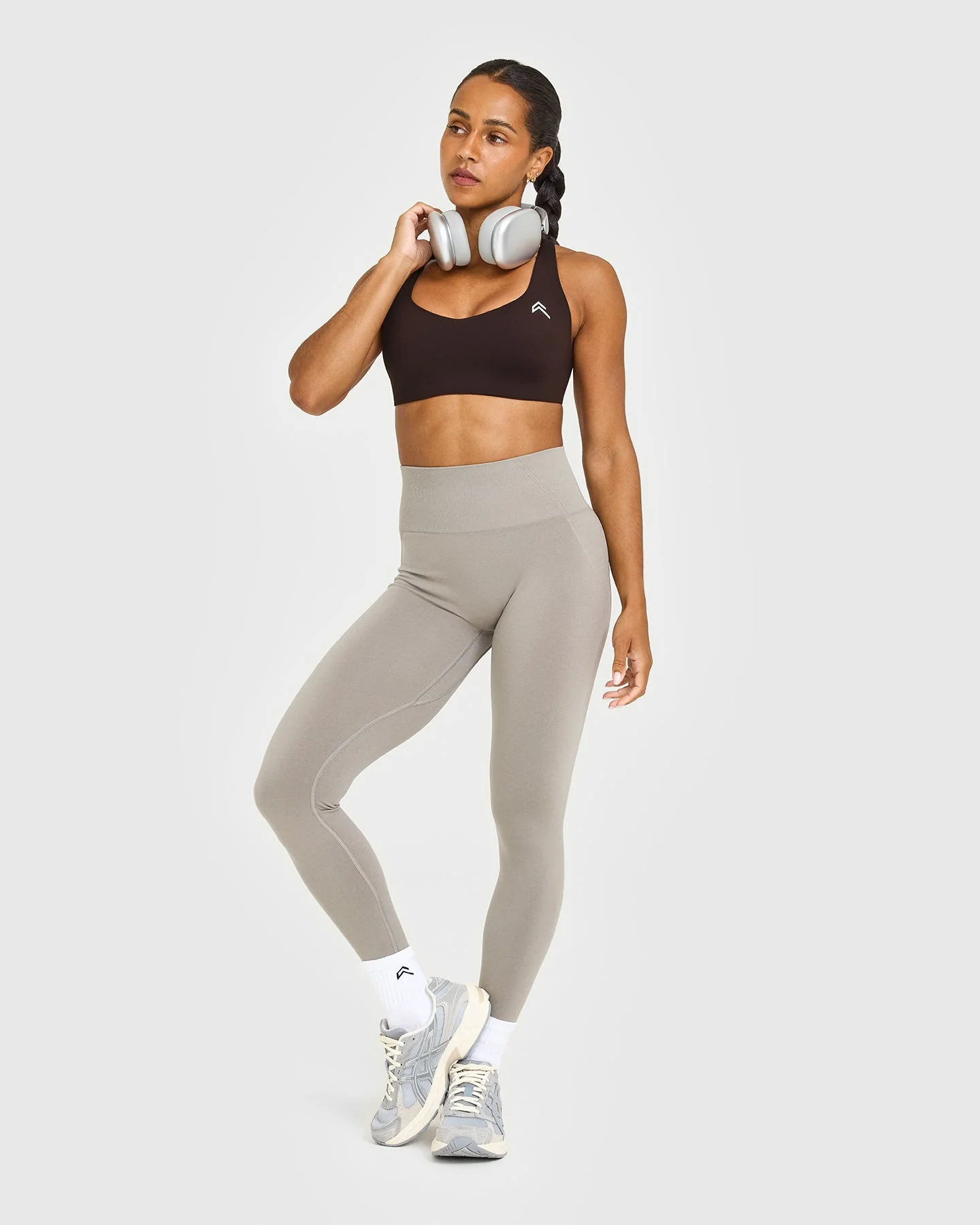 EasyLift™ Cross Back Sports Bra with White Logo | 70% Cocoa - Image 3