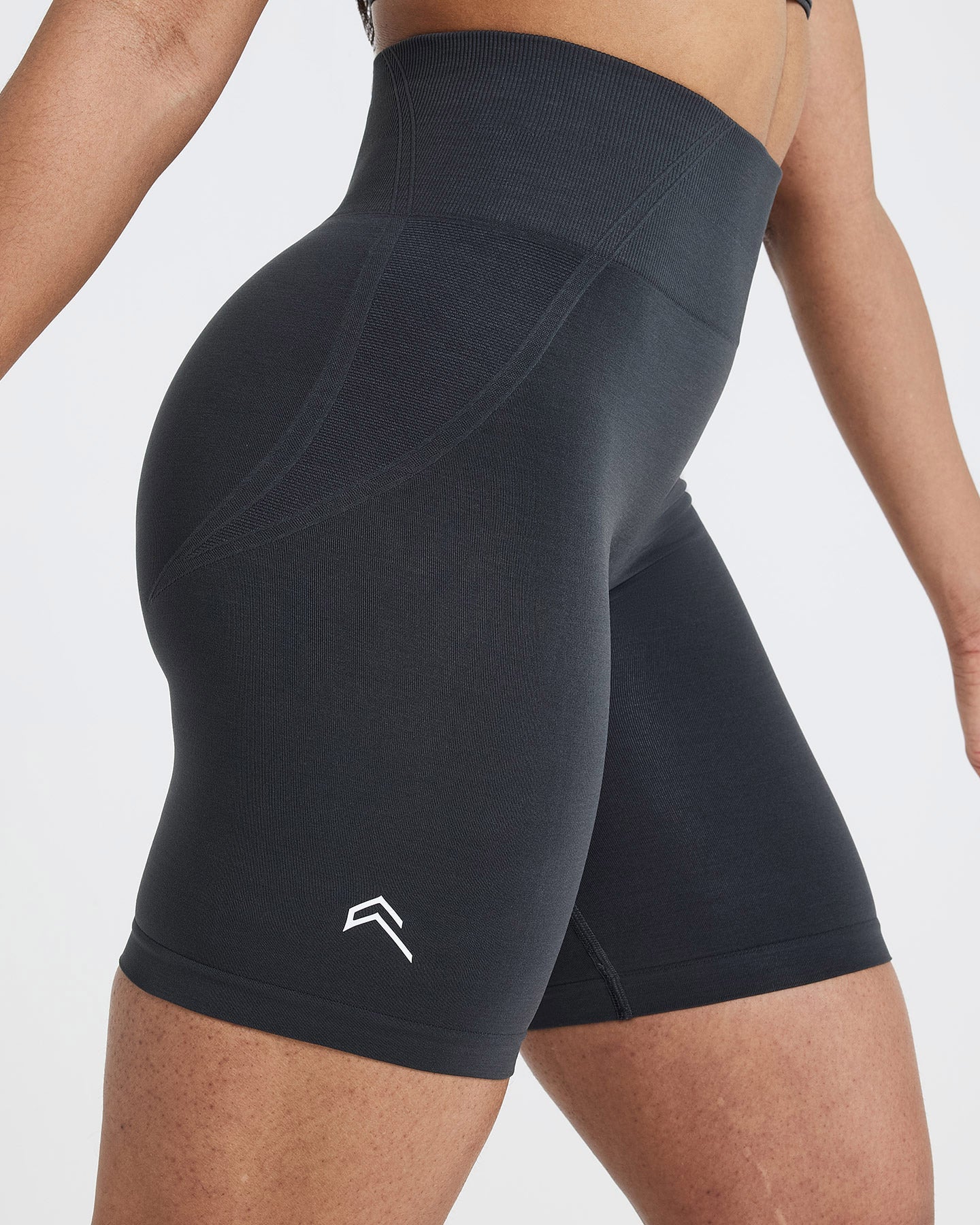 EffortlessLift™ Seamless Cycling Shorts with White Logo | Coal - Image 4