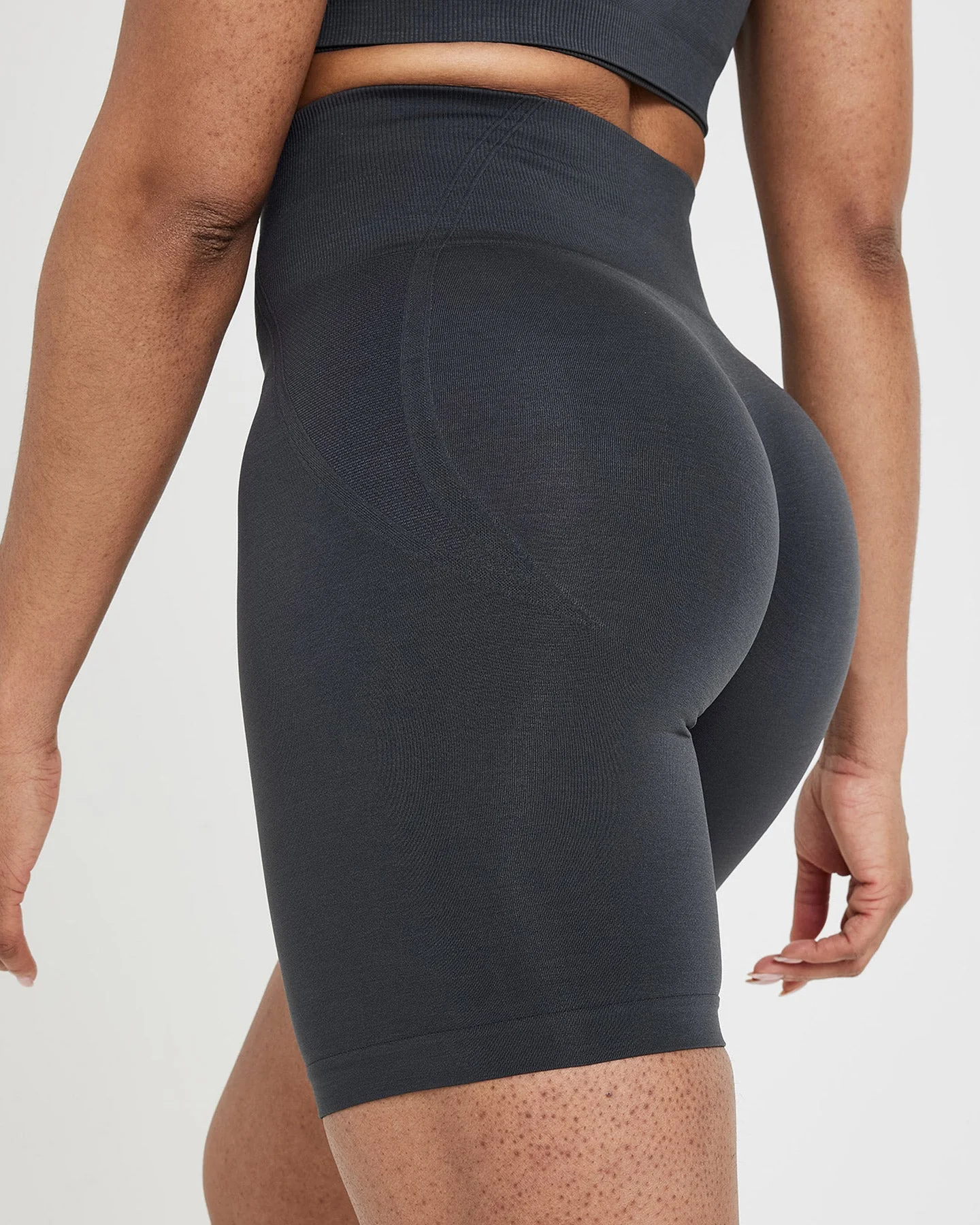 EffortlessLift™ Seamless Cycling Shorts with White Logo | Coal - Image 5