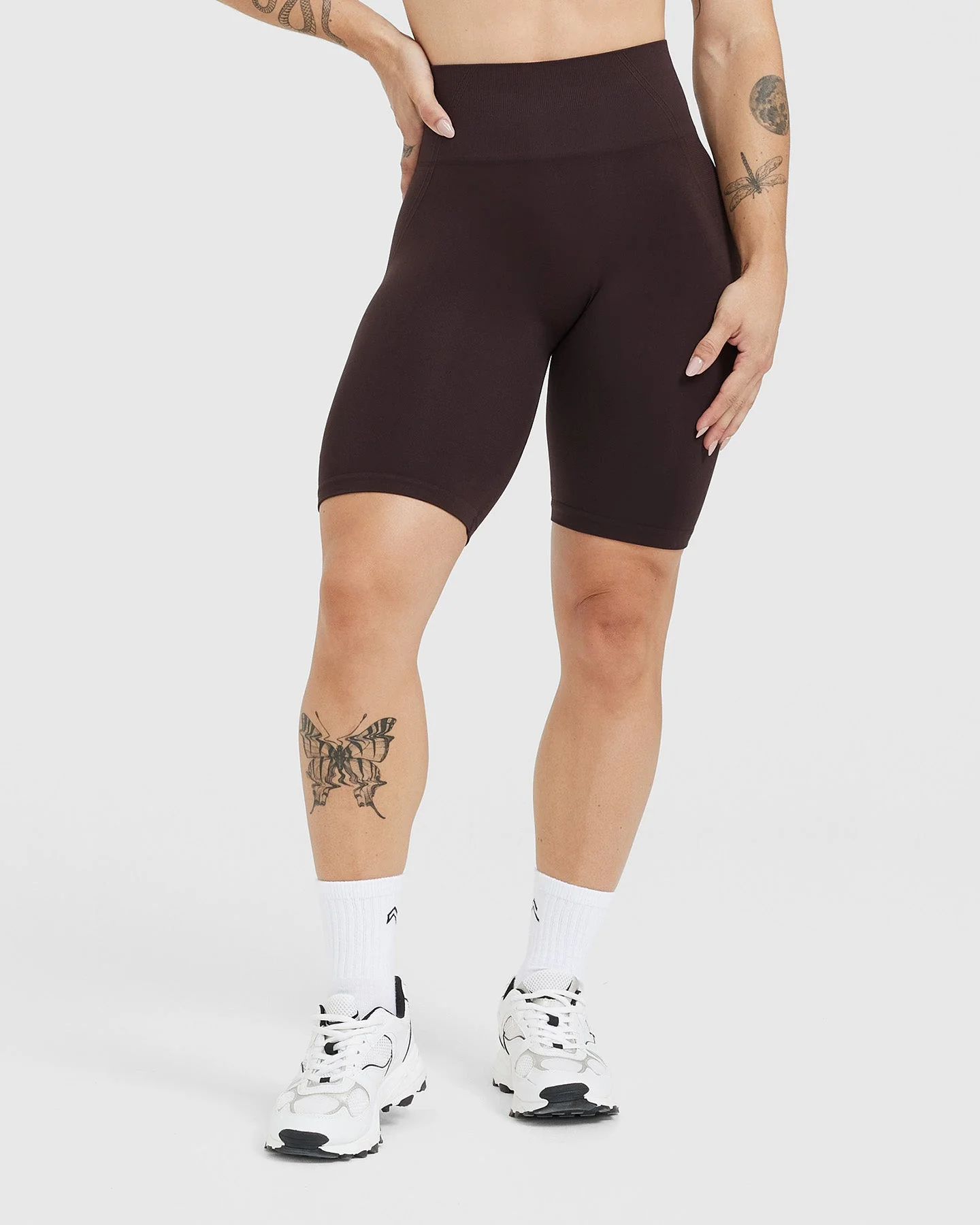EffortlessLift™ Seamless Cycling Shorts with White Logo | 70% Cocoa