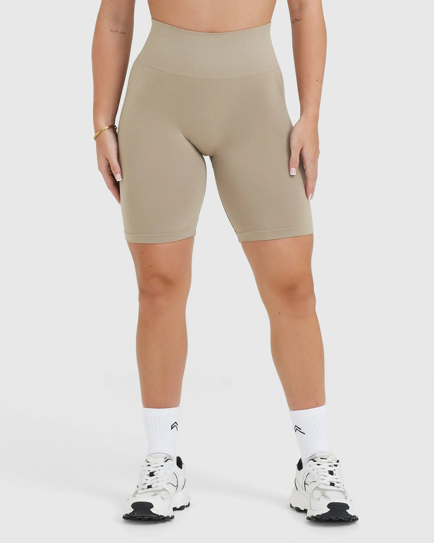 EffortlessLift™ Seamless Cycling Shorts with White Logo | Washed Sandstone