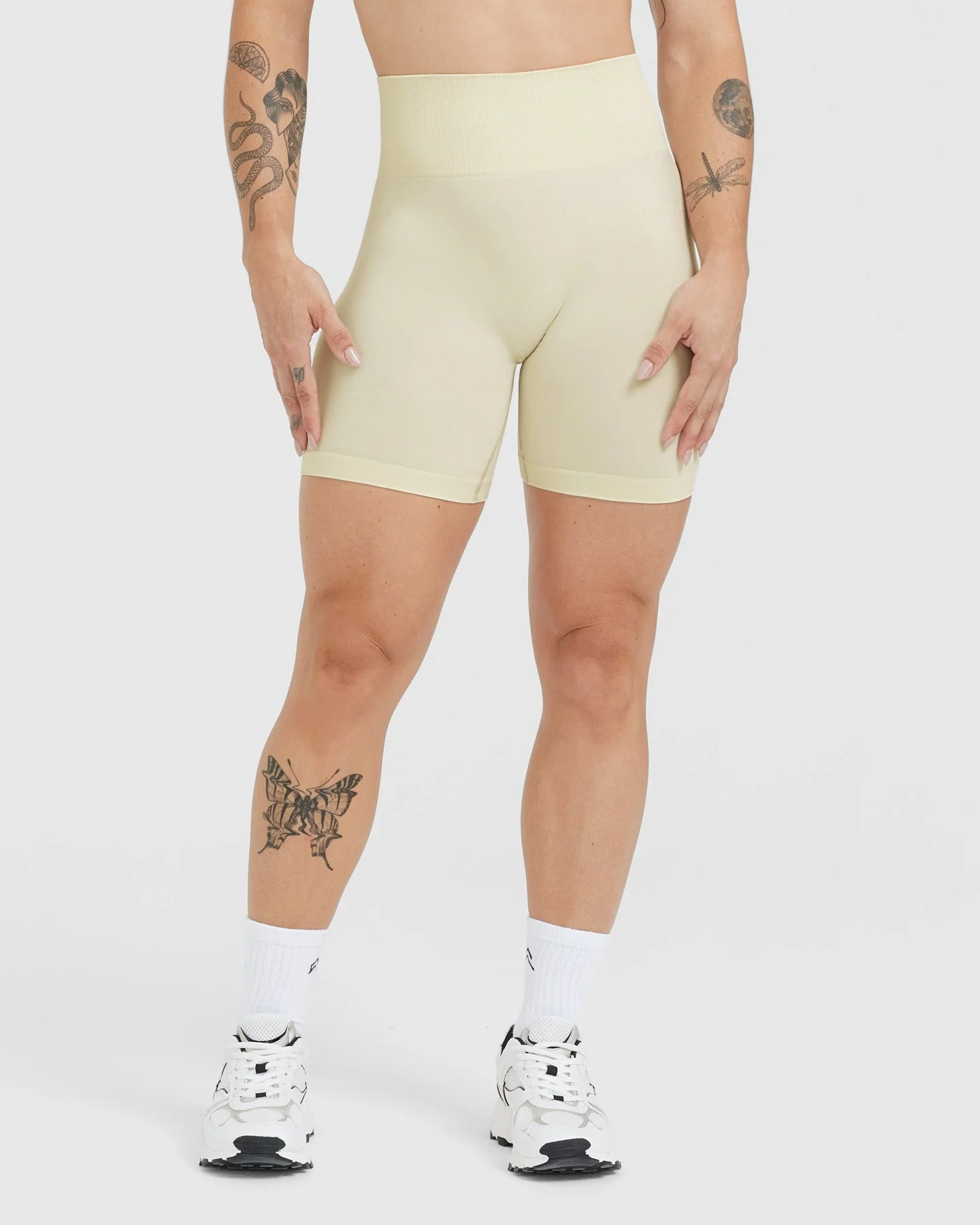 EffortlessLift™ Seamless Shorts with White Logo | Vanilla