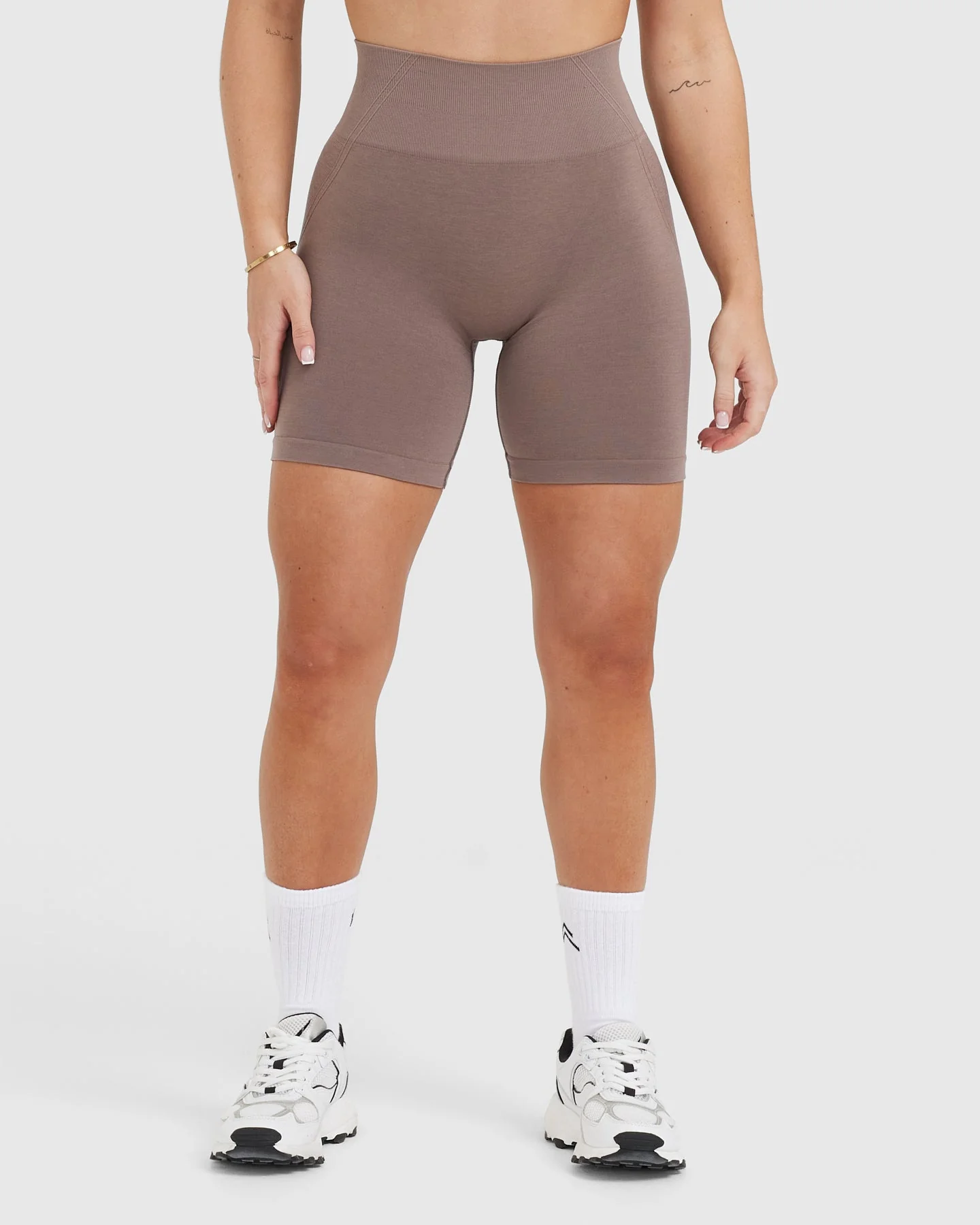 EffortlessLift™ Seamless Shorts with White Logo | Washed Cool Brown